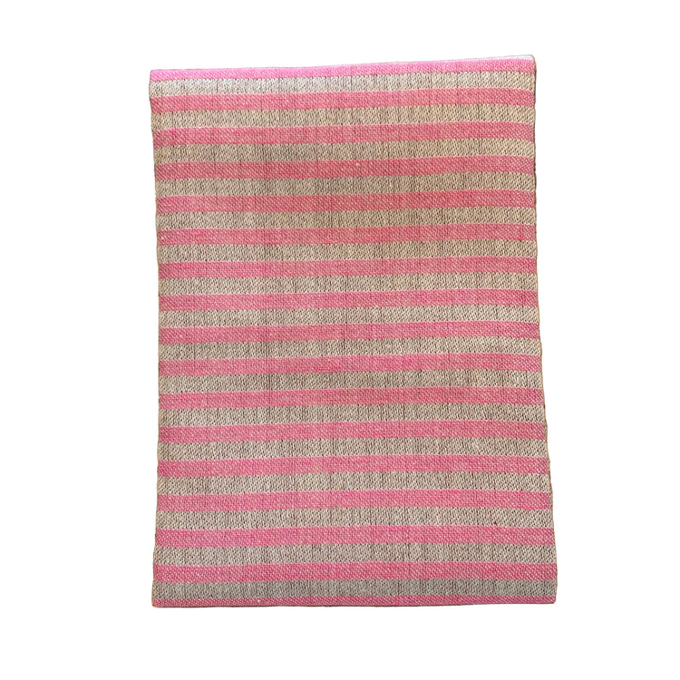 Leinen Handtuch Storm rosa mit schmalen Querstreifen zusammengefaltet vor weißem Hintergrund