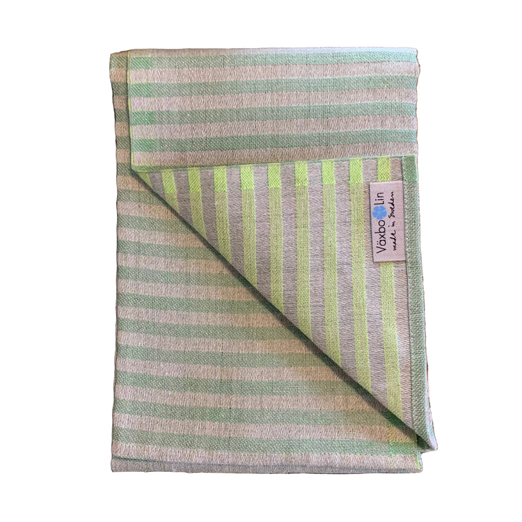 Leinen Handtuch Storm grün/moosgrün mit schmalen Querstreifen zusammengefaltet vor weißem Hintergrund