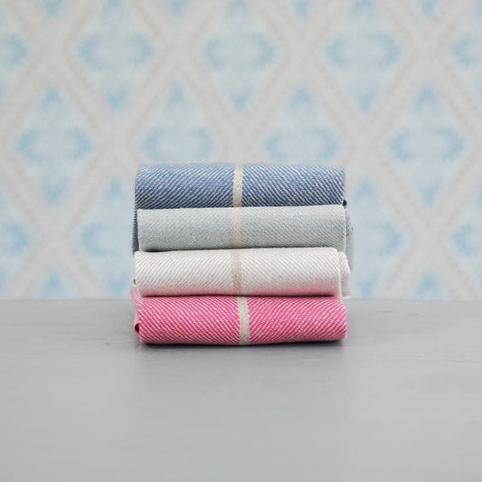 Handtuch Lilla Märta aus Leinen vor Schwedentapete