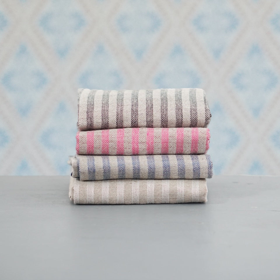 Handtücher Lilla Storm im Stapel vor Schwedentapete