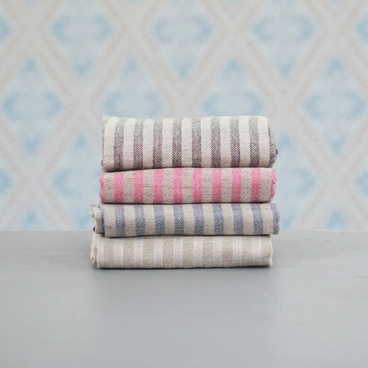 Handtücher Lilla Storm im Stapel vor Schwedentapete