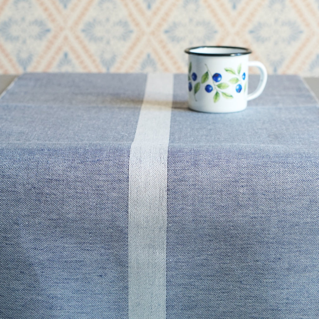 Läufer Linjal in blau mit Emailletasse mit Blaubeeren