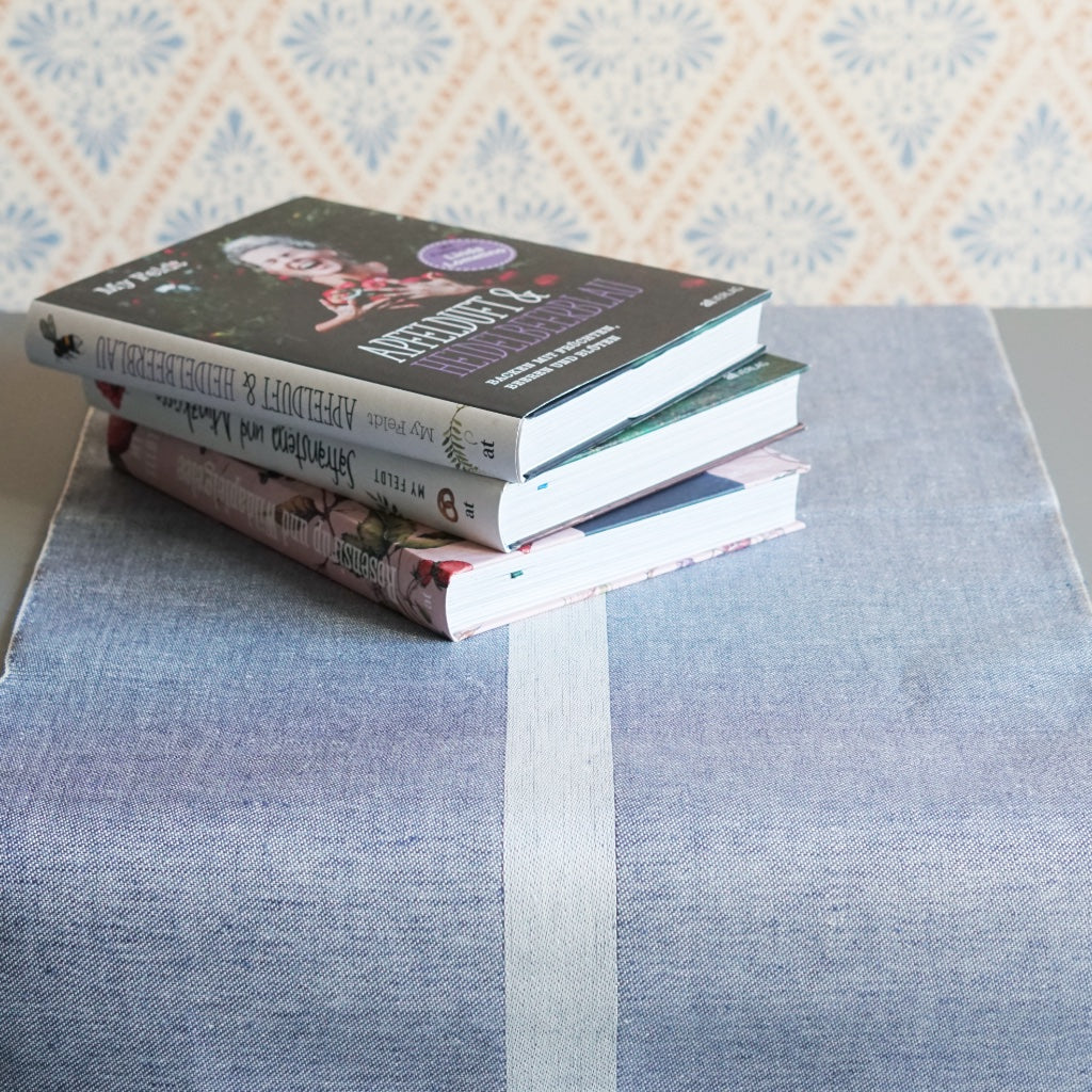 Läufer Linjal in blau mit drei Kochbüchern