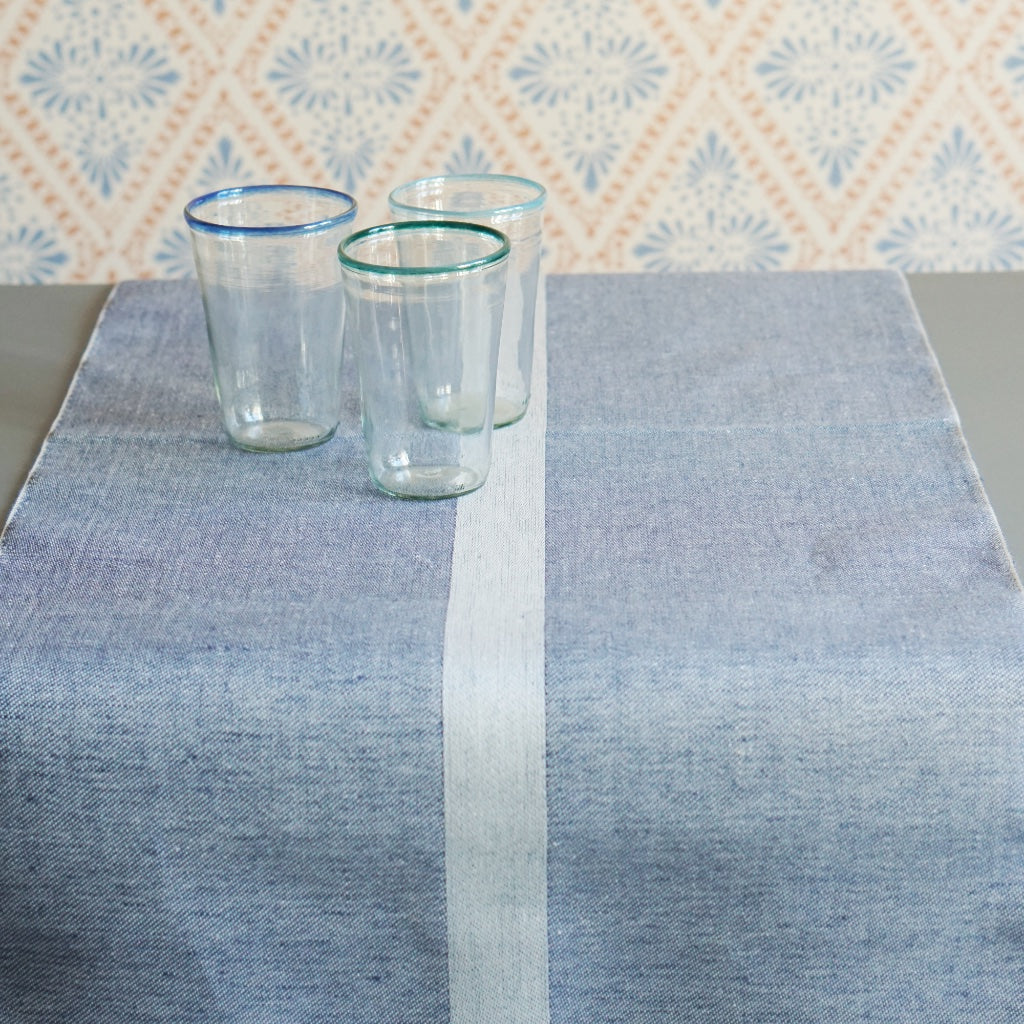 Läufer Linjal in blau mit Gläsern