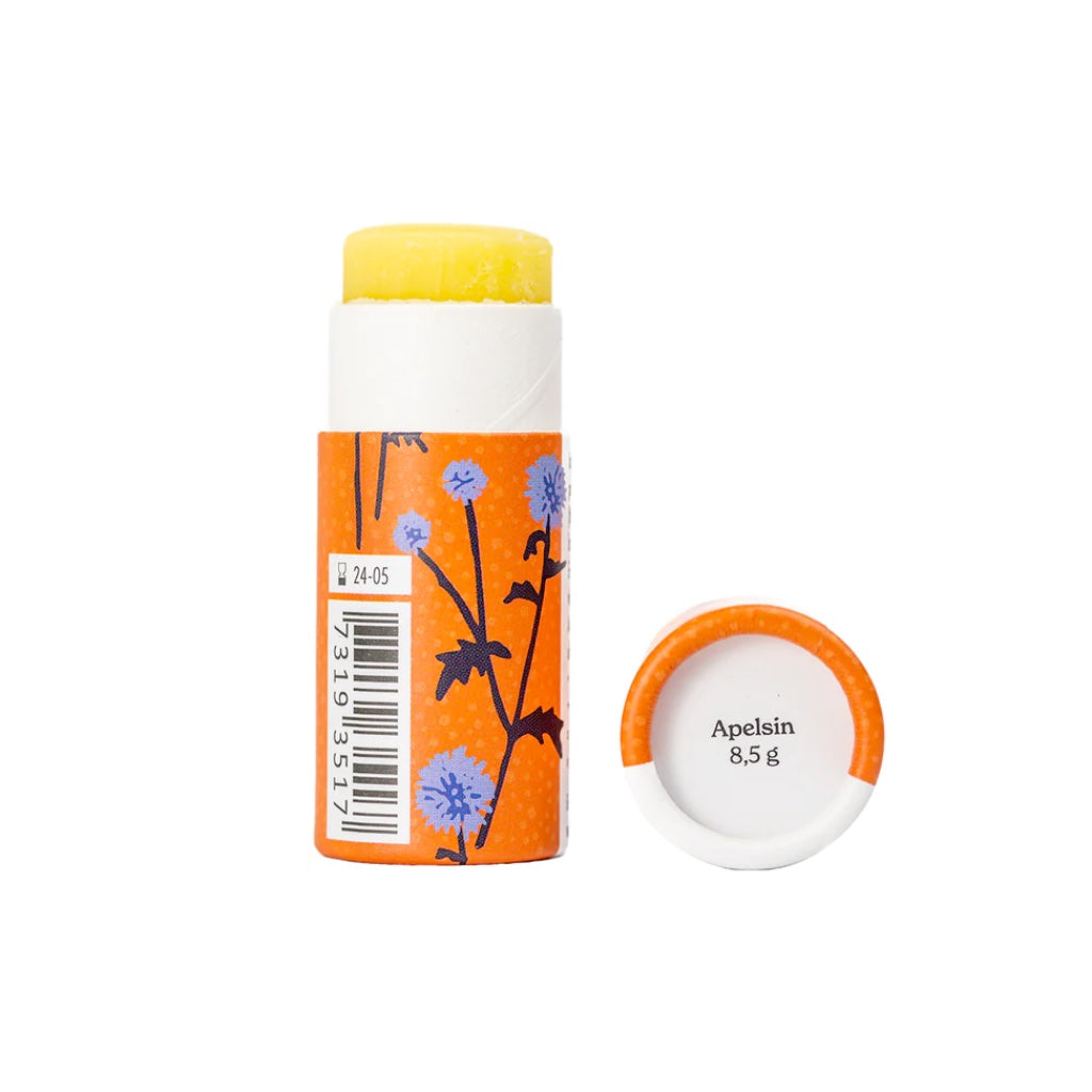 orangefarbene Verpackung des Lippenbalsams Apfelsine von Gustaf & Linnea mit aufgedruckten Kornblumen