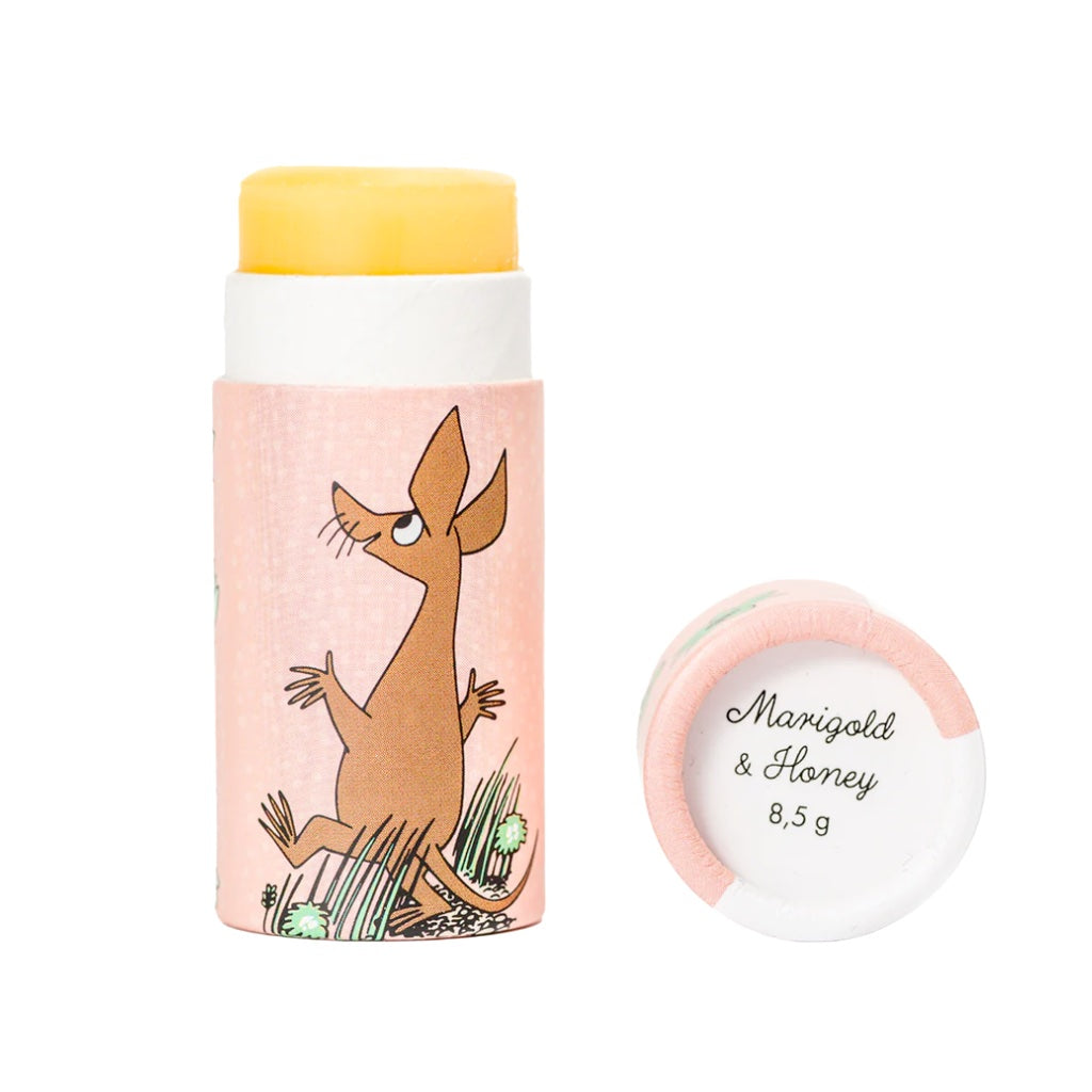 rosafarbene Verpackung des Lippenpflegestifts Ringelblume Honig mit abgedruckter Muminfigur