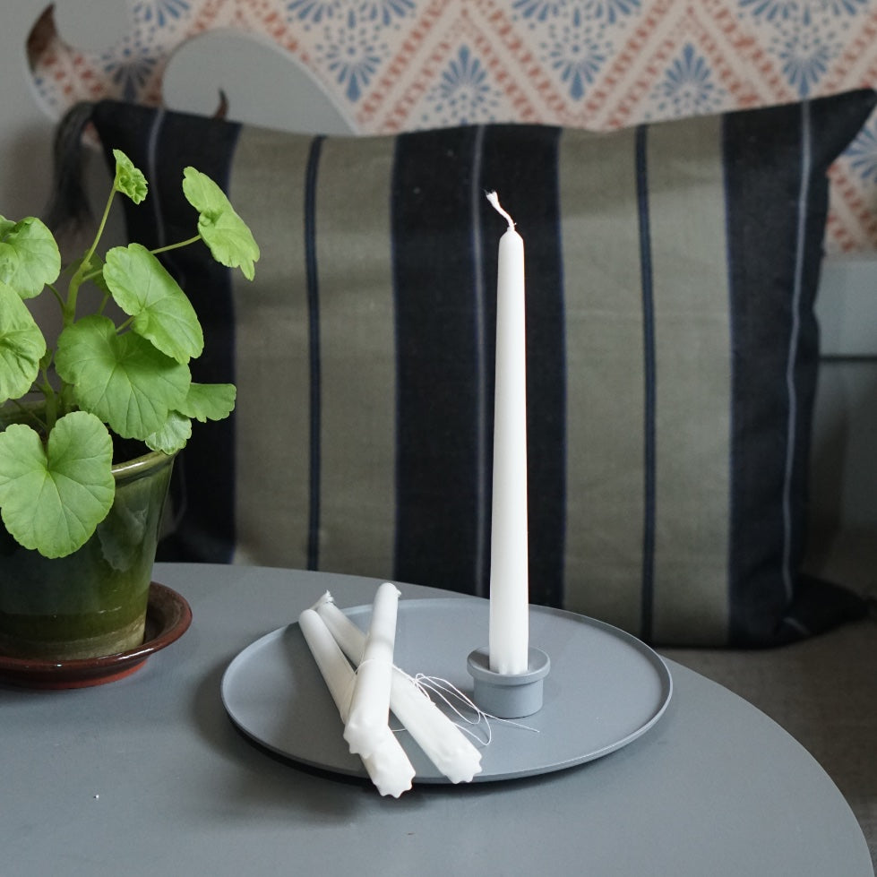 Bundle Ljusfat Adapter nebelblau und vier Kerzen auf Tisch vor schwedischem Küchensofa