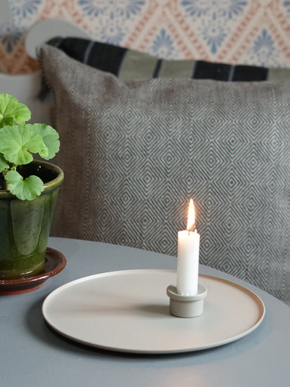 Adapter Kerzenhalter aus Metall in Farbe kalk auf Ljusfat Kerzenhalter aus Metall in Farbe kalk auf Tisch mit Blumentopf stehend vor Sofakissen in Leinen