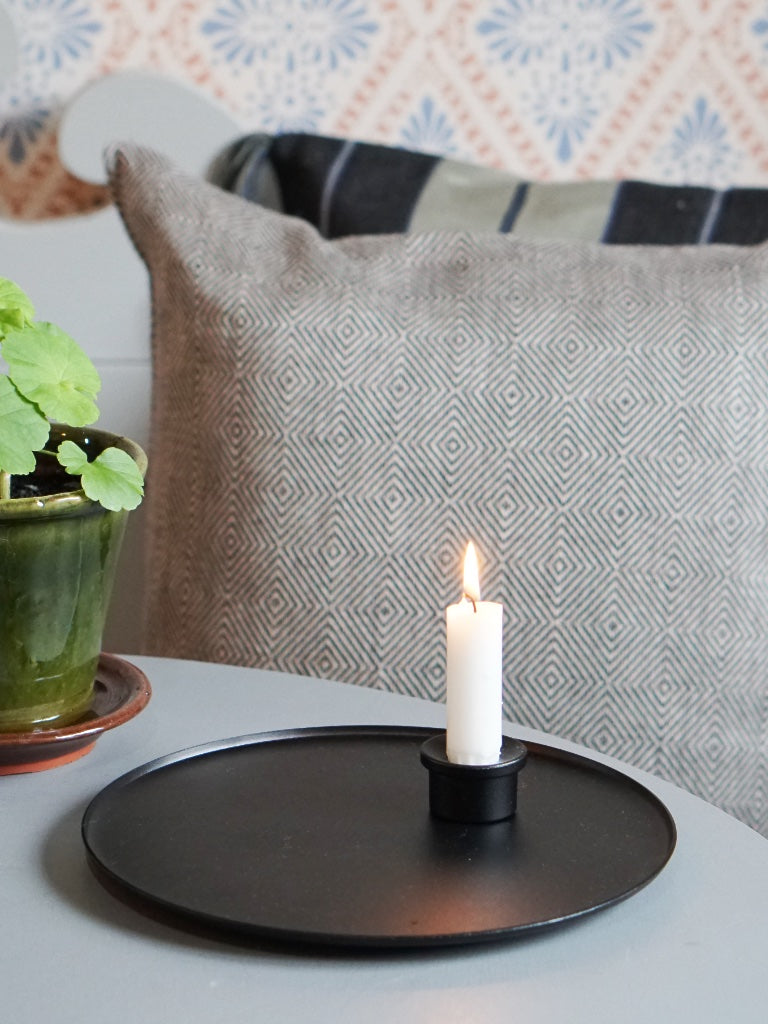 Adapter Kerzenhalter aus Metall in Farbe schwarz auf Ljusfat Kerzenhalter aus Metall in Farbe schwarz auf Tisch mit Blumentopf stehend vor Sofakissen in Leinen