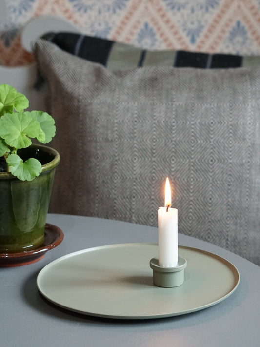 Adapter Kerzenhalter aus Metall in Farbe wiese auf Ljusfat Kerzenhalter aus Metall in Farbe wiese auf Tisch mit Blumentopf stehend vor Sofakissen in Leinen