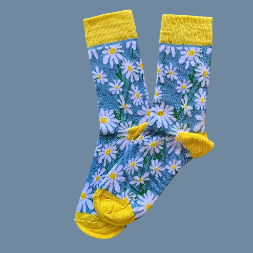 Hellblaue Socken mit gelber Spitze, Ferse, Bündchen und großen Margeritenblüten