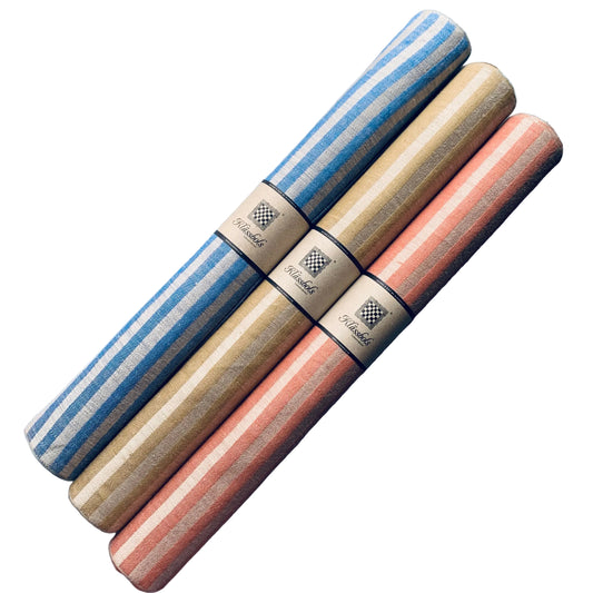 Drei Tischläufer Marie aus Leinen aufgerollt mit Banderole vor weißem Hintergrund