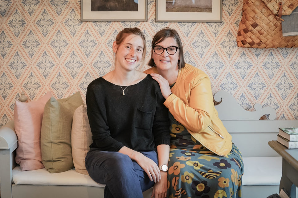 Marie und Antje auf dem Küchensofa im Laden