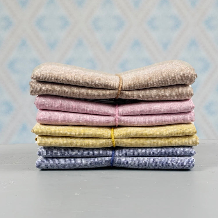 Geschirrtuch Meliert aus Leinen im Stapel mit verschiedenen Farben vor Schwedentapete