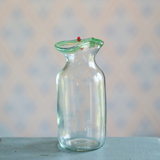 Milchkännchen aus Glas mit grünem Rand und kleiner roter Glasperle am Rand von Persson&Persson erhältlich bei MYS