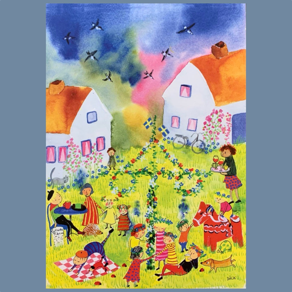 A5 Postkarte mit Häusern, Mittsommerbaum, Tanzenden und Schwalben am Himmel