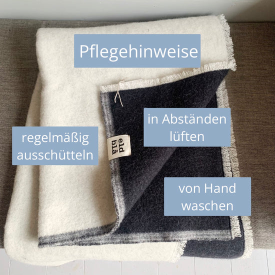 in blauen Vierecken verteilt auf dem Foto der Wolldecken stehen Hinweisezur Pflege