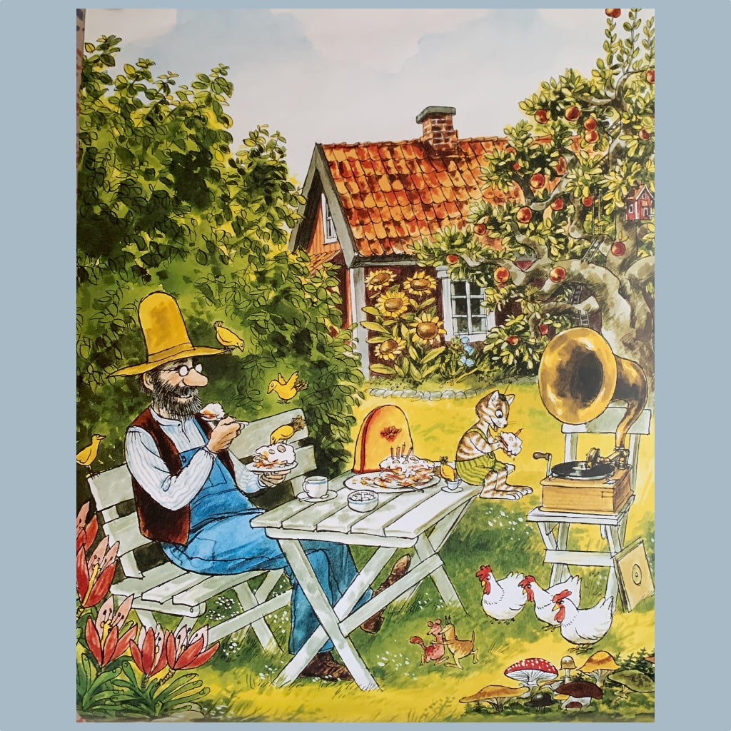 Pettersson und Findus sitzen im sommerlichen Garten und essen Pfannkuchentorte