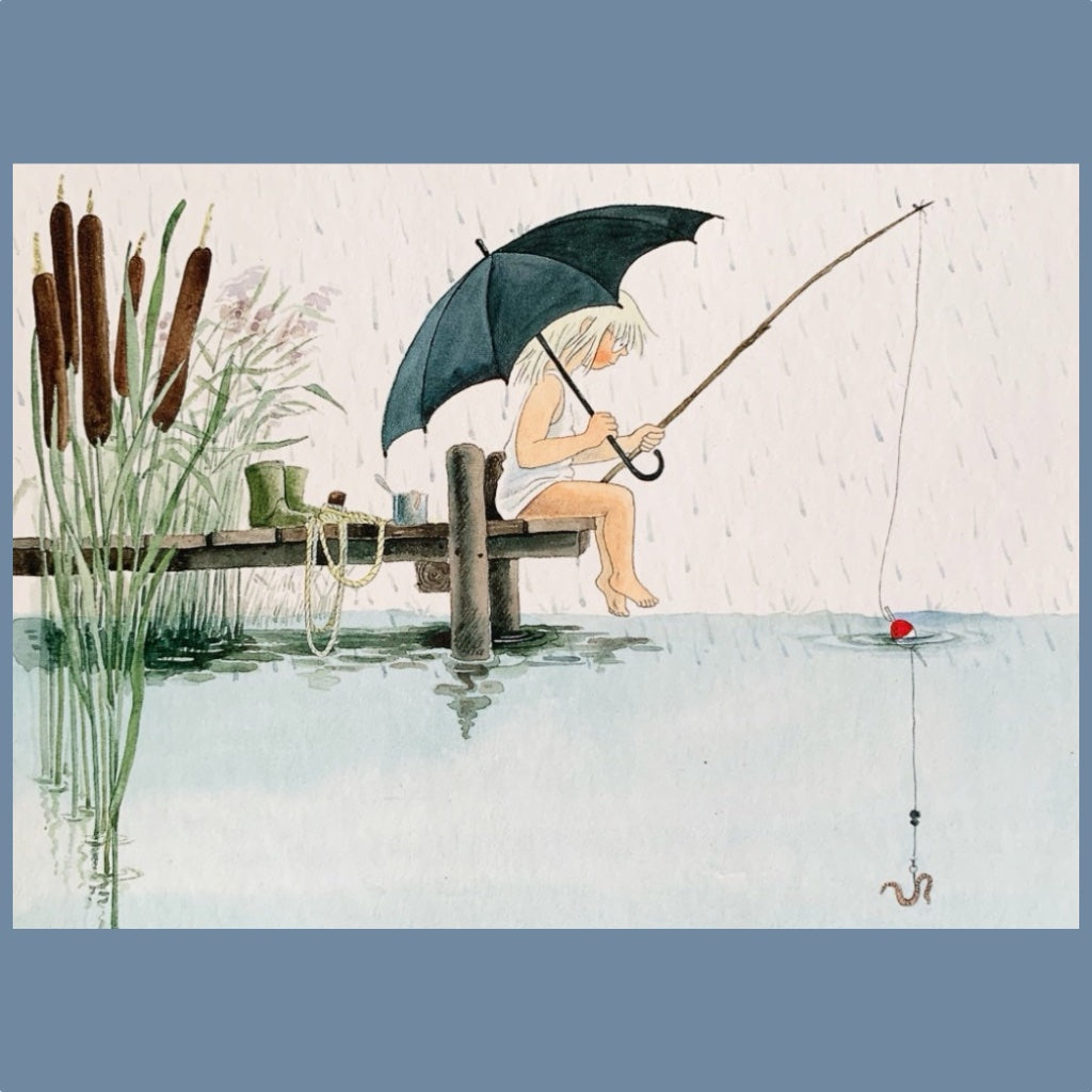 Maja sitzt mit Regenschirm auf dem Steg und angelt
