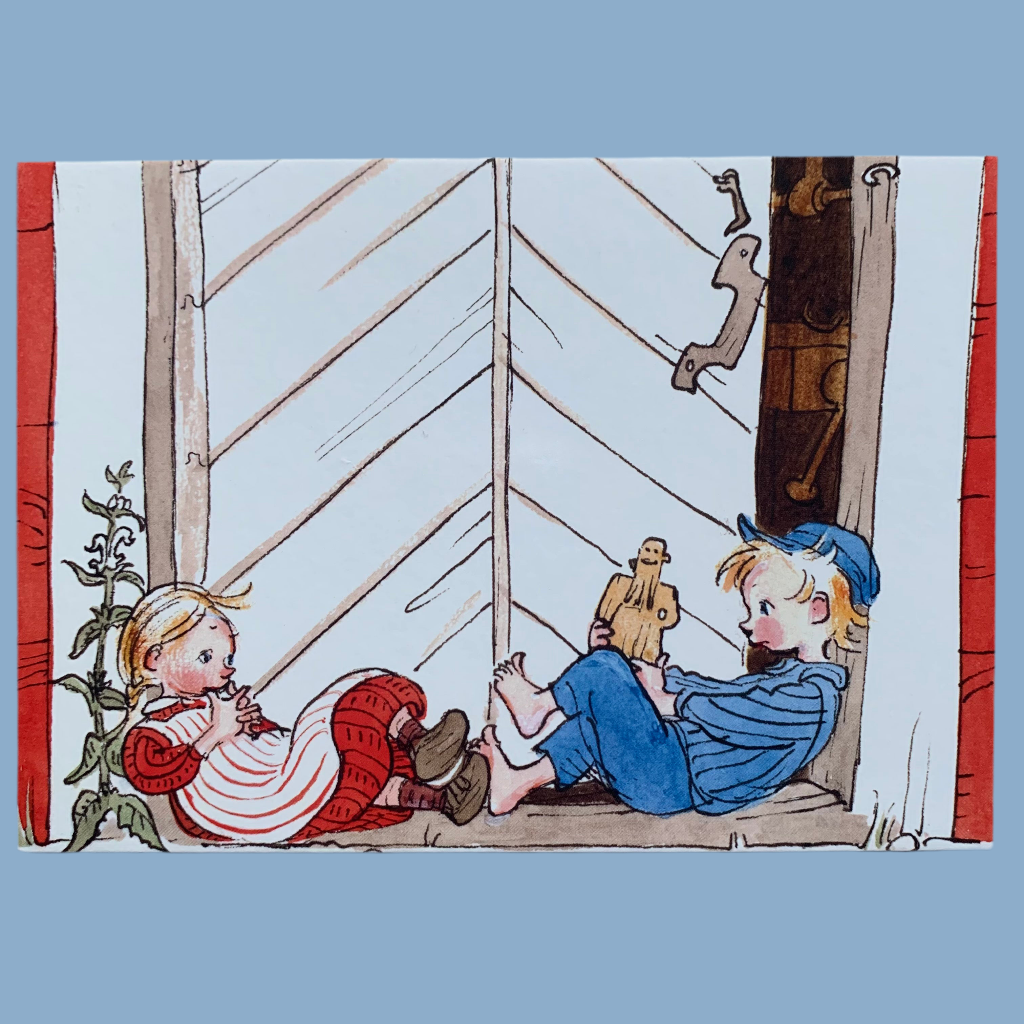 Postkarte mit Michel und Ida auf der Schwelle zum Tischlerschuppen ditzend