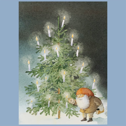 Postkarte "Wichtel zündet die Kerzen am Weihnachtsbaum an" Catarina Kruusval