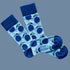 Hellblaue Socken Prunus mit Pflaumen und dunkelblauer Ferse und Spitze vor mysblauem Hintergrund