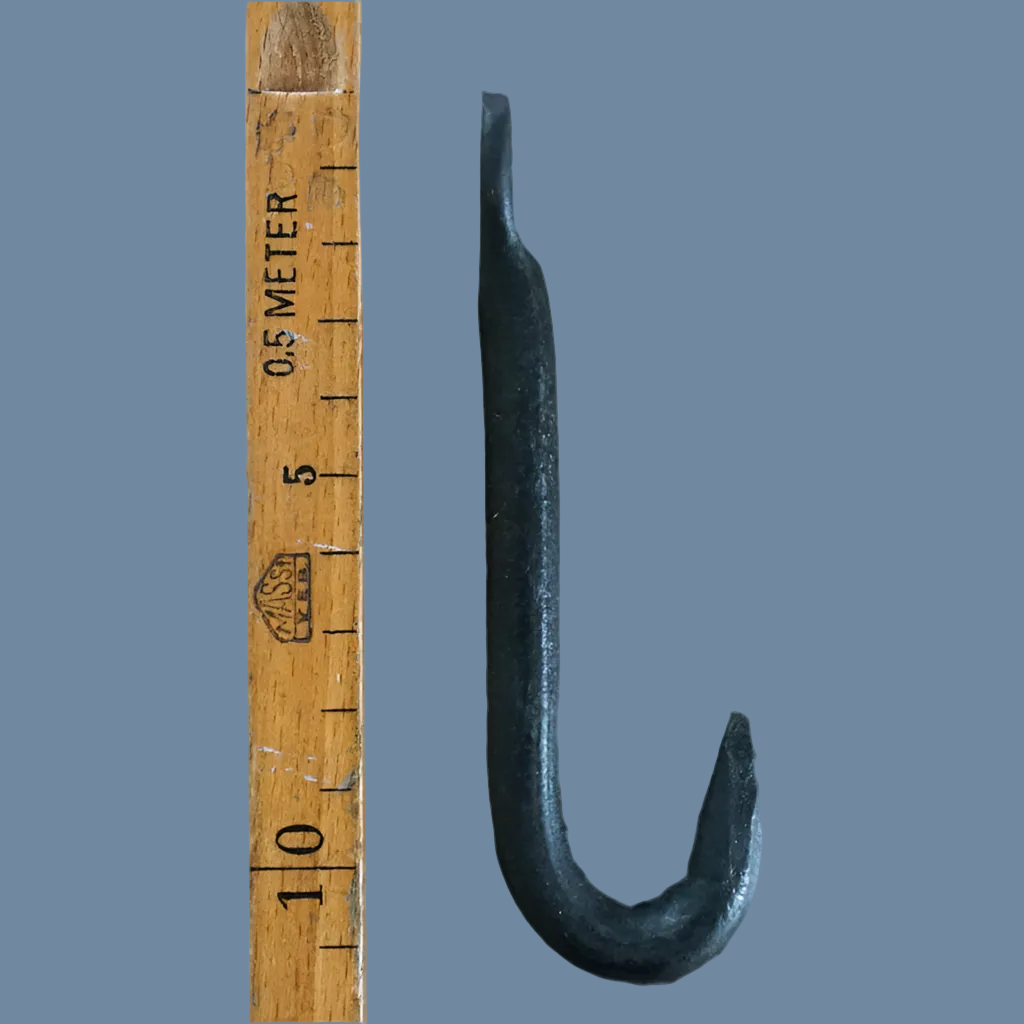 Rundhalken aus Schmiedeeisen schwarz 12 cm neben einer Elle