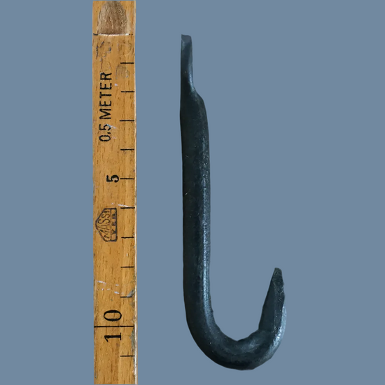 Rundhalken aus Schmiedeeisen schwarz 12 cm neben einer Elle