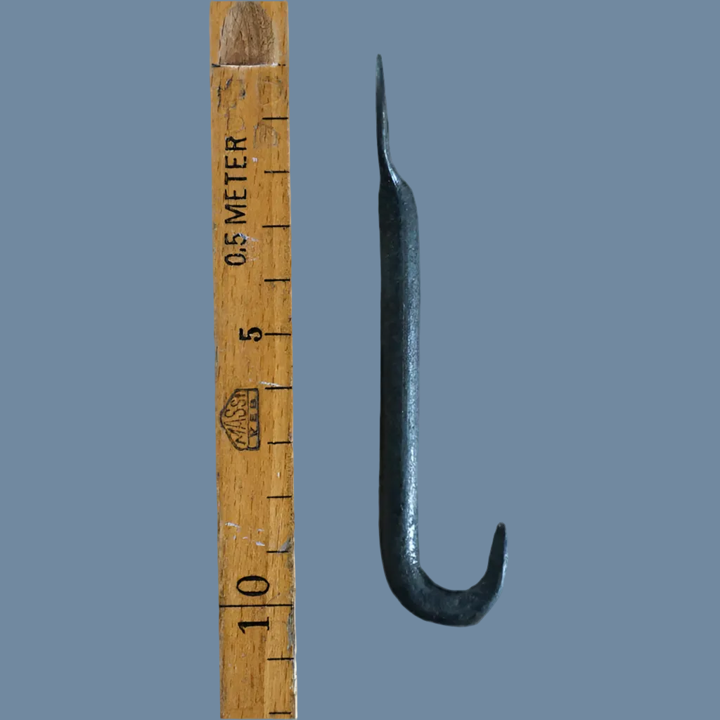 Rundhalken aus Schmiedeeisen schwarz 10 cm neben einer Elle