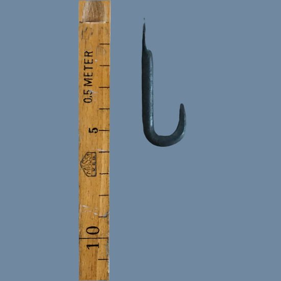 Rundhalken aus Schmiedeeisen schwarz 6 cm neben einer Elle