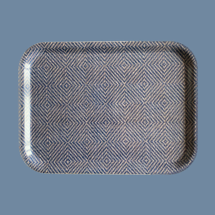 Holztablett Rutig Strandråg blau vor mysblauem Hintergrund