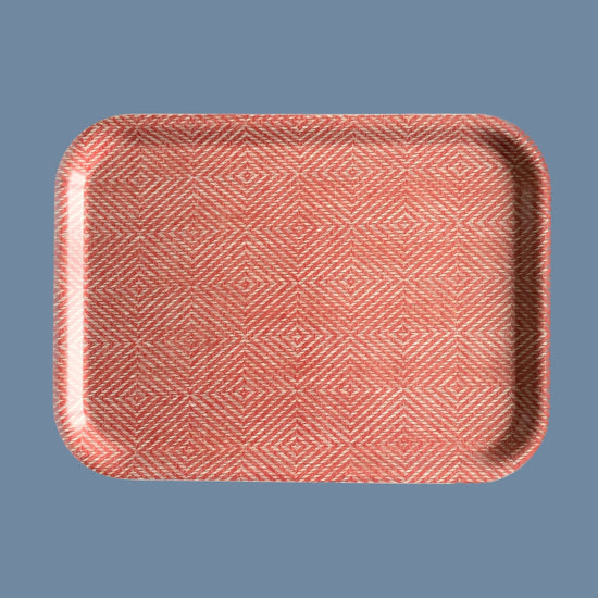 Holztablett Rutig Strandråg rot vor mysblauem Hintergrund