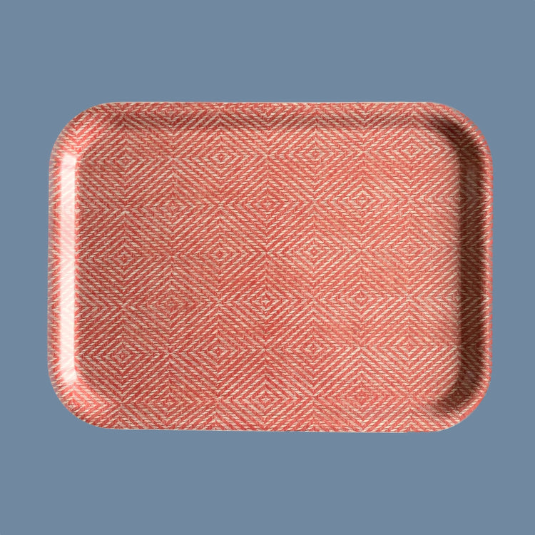 Holztablett Rutig Strandråg rot vor mysblauem Hintergrund