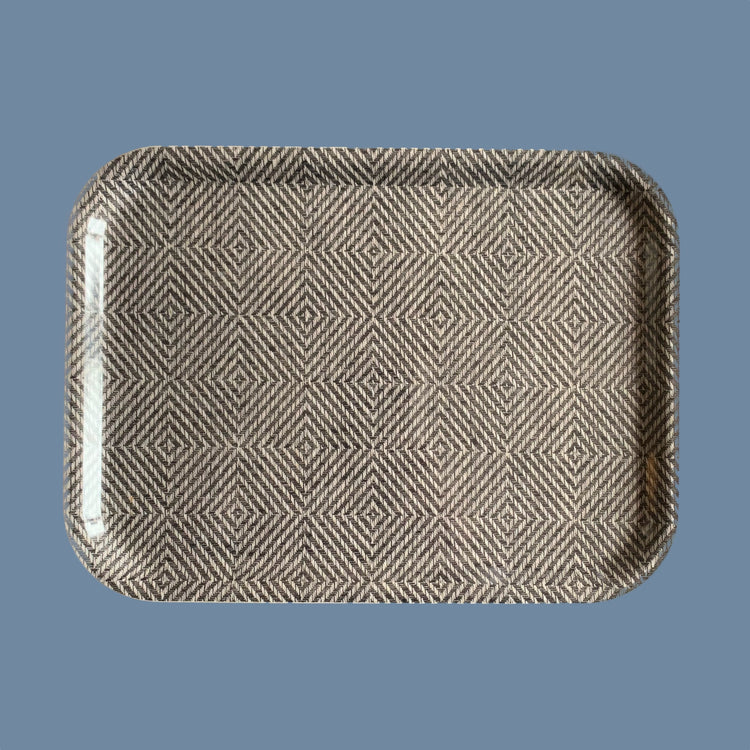 Holztablett Rutig Strandråg schwarz vor mysblauem Hintergrund