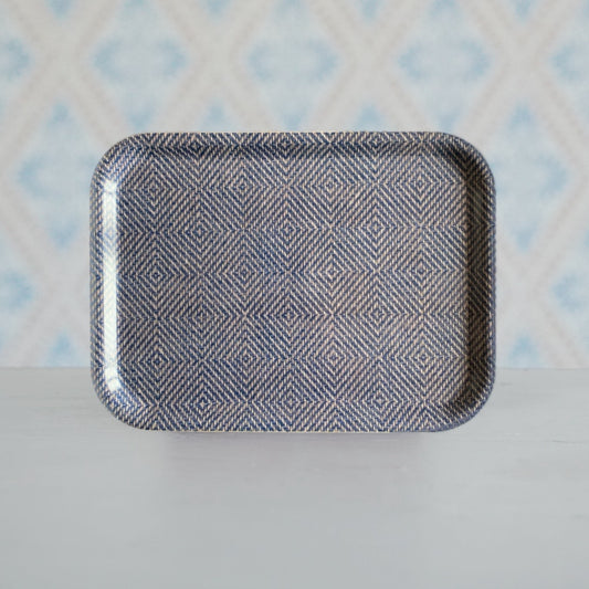 Holztablett Rutig Strandråg blau auf Tisch in laden stehend