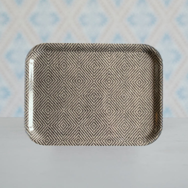 Holztablett Rutig Strandråg schwarz auf Tisch in Laden stehend