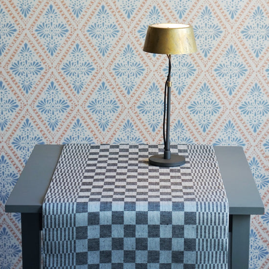 Tischläufer Schackrutan auf kleinem Tisch mit Lampe Karl