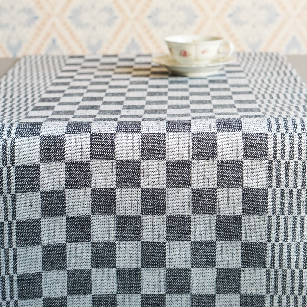 Tischläufer mit schwarz weiß Karo auf Tisch mit Kaffeetasse