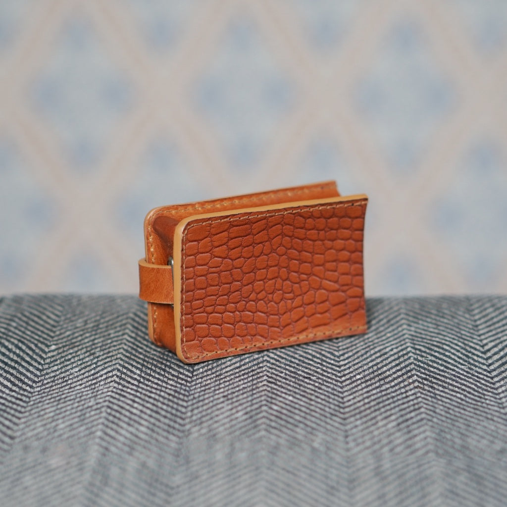 Rückseite von Schlüsseletui aus Leder in Farbe cognac von Nya Makeriet erhältlich bei MYS