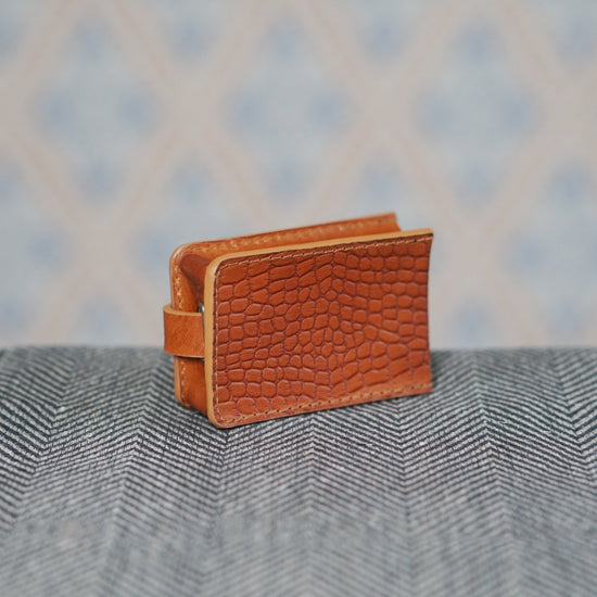 Rückseite von Schlüsseletui aus Leder in Farbe cognac von Nya Makeriet erhältlich bei MYS