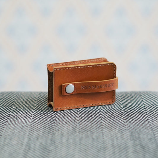 Schlüsseletui aus Leder in Farbe cognac von Nya Makeriet erhältlich bei MYS
