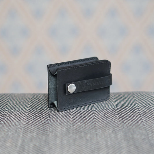 Schlüsseletui aus Leder in schwarz von Nya Makeriet erhältlich bei MYS