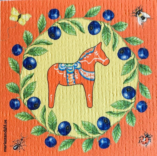 Schwammtuch mit Muster Dalapferd mit Blaubeerkranz und rotem Hintergrundvon Marie Stendahl erhältlich bei MYS