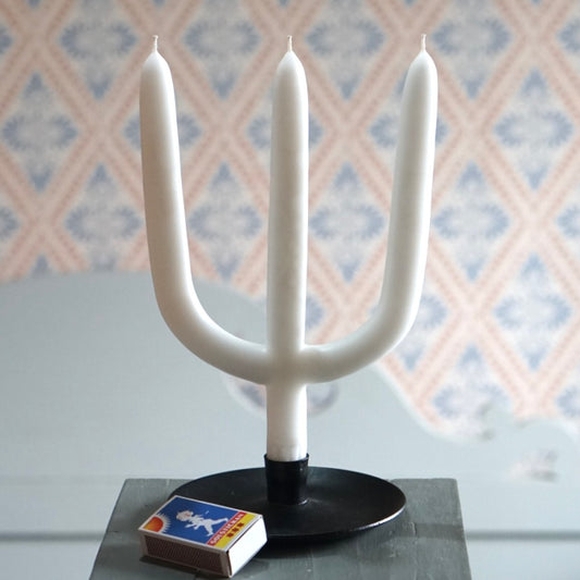 Dreiarmige Weihnachtskerze auf Tellerleuchter