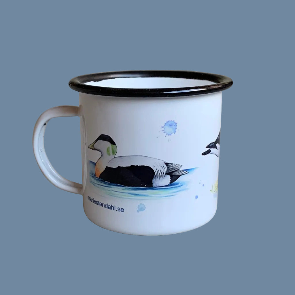 linke Seite der Emaille Tasse mit Seevögeln vor mysblauem Hintergrund