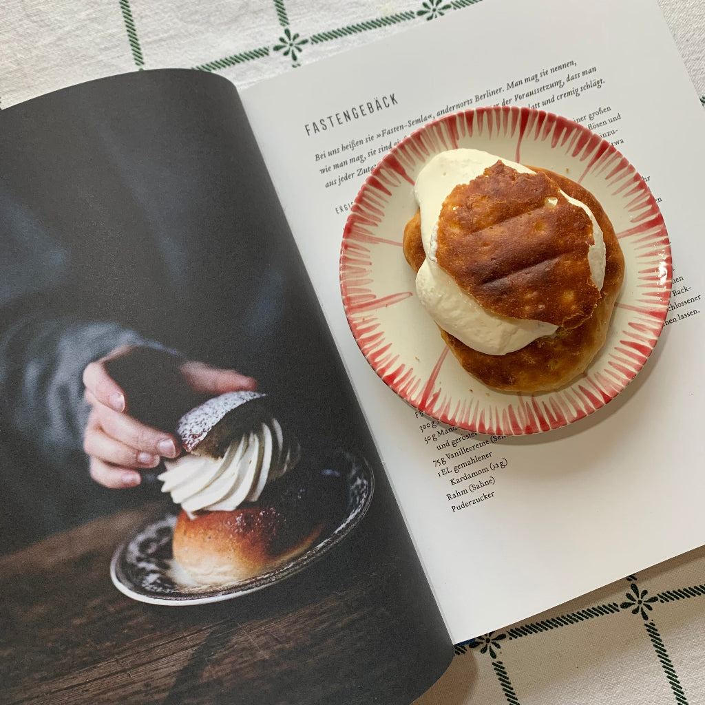 Ausschnitt aus My Feldts Buch, auf der Rezeptseite steht ein Teller mit Fastengebäck