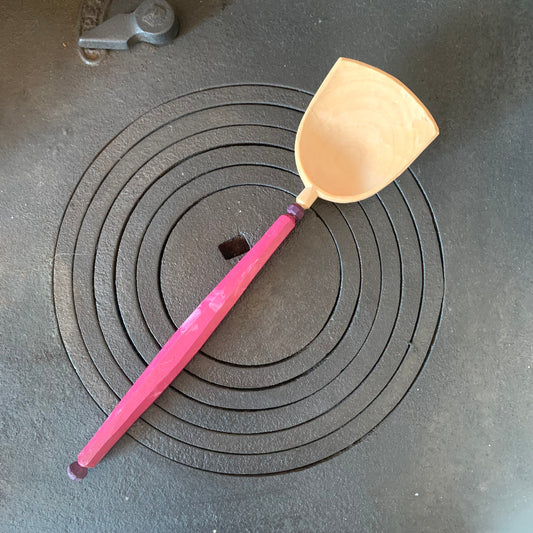 Handgeschnitzter Servierlöffel aus Birkenholz mit himbeerfarben marmoriertem Stiel