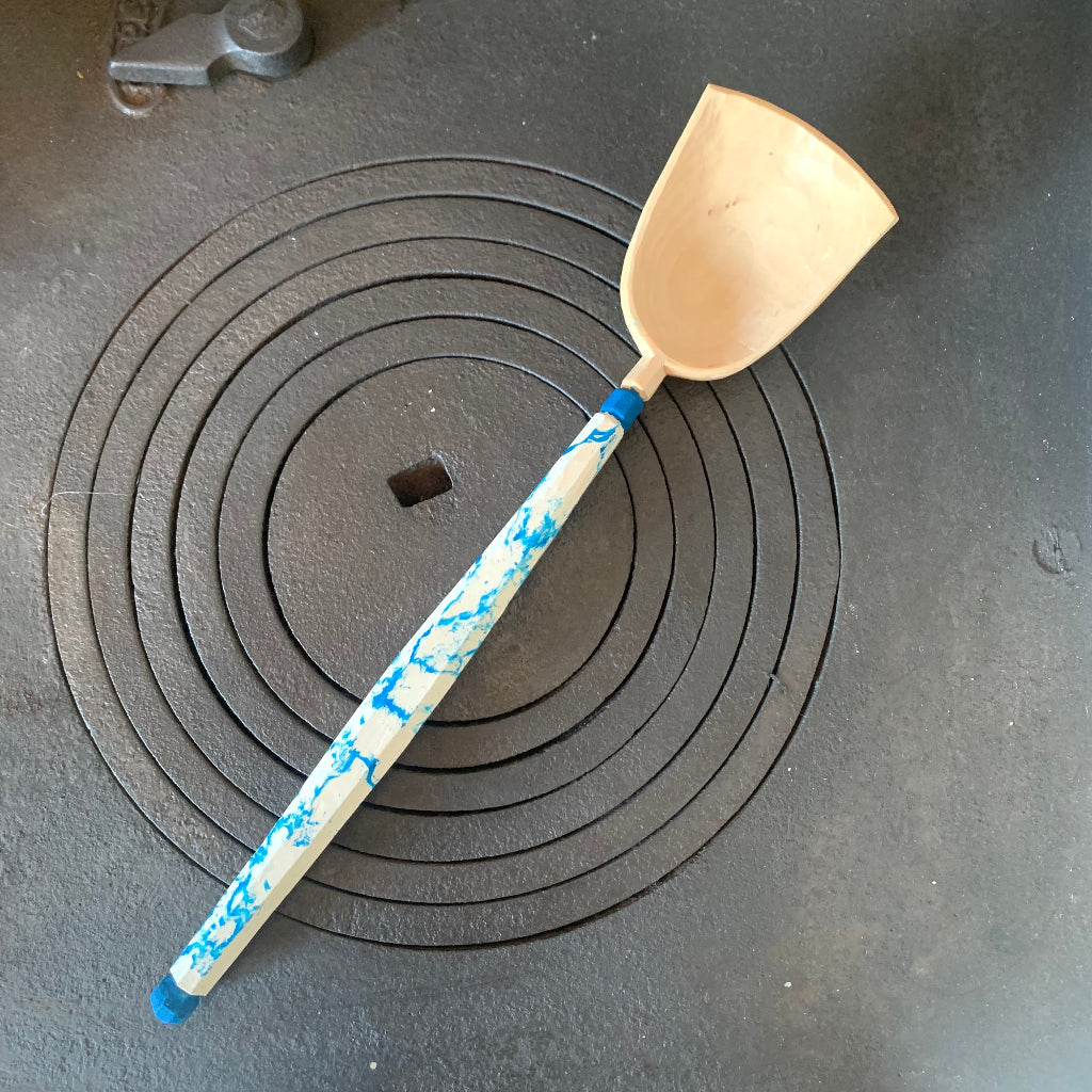 Handgeschnitzter Servierlöffel aus Birkenholz mit weiß blau marmoriertem Stiel