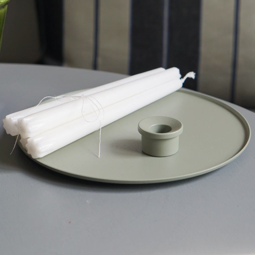 Kerzenteller und Kerzenhalter Adapter in Farbe wiese mit 4 Stearinkerzen daraufliegend auf einem Tisch