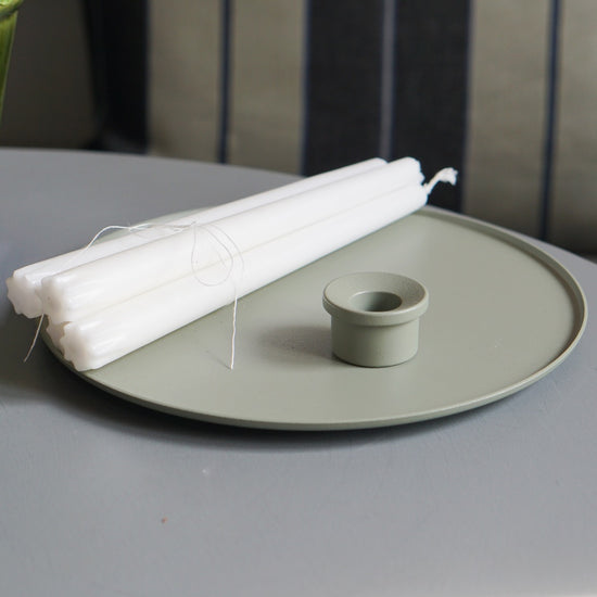 Kerzenteller und Kerzenhalter Adapter in Farbe wiese mit 4 Stearinkerzen daraufliegend auf einem Tisch